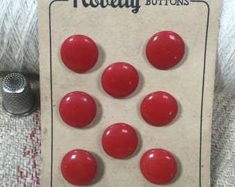 8 Boutons en verre rouge, 1.80cm, des années 1940. 8 Red Glass Buttons 1940s, integral shank, 0"70