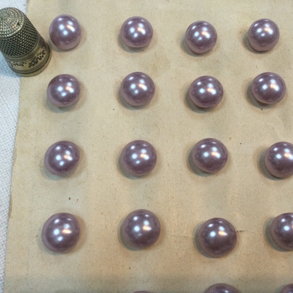 24 Boutons ronds, anciens, en verre. Recouvert d'une couche lilas, effet nacré, 1950s / Vintage pearlised lilac glass buttons. 1,3cm