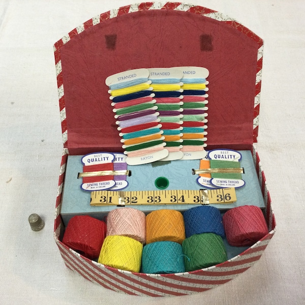 Boite à couture ancienne, boîte pour enfants, boîte en carton. Vintage sewing box.