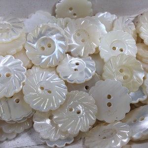 lot de 24 boutons en nacre, en forme de fleurs, 1,8cm, des années 40, sur carte. 24 vintage mother of pearl buttons, flowers shaped.