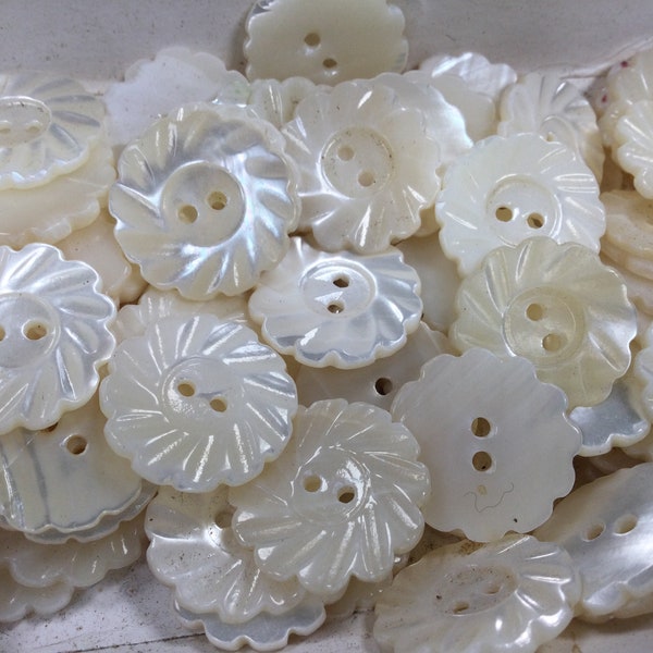 set of 24 mother-of-pearl buttons, in the shape of flowers, 1.8cm, from the 1940s, on card. 24 vintage mother of pearl buttons, flowers shaped.