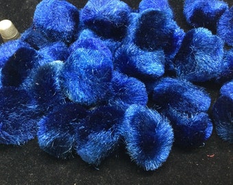 33 pompons bleus, à assembler. Vintage french pom poms.