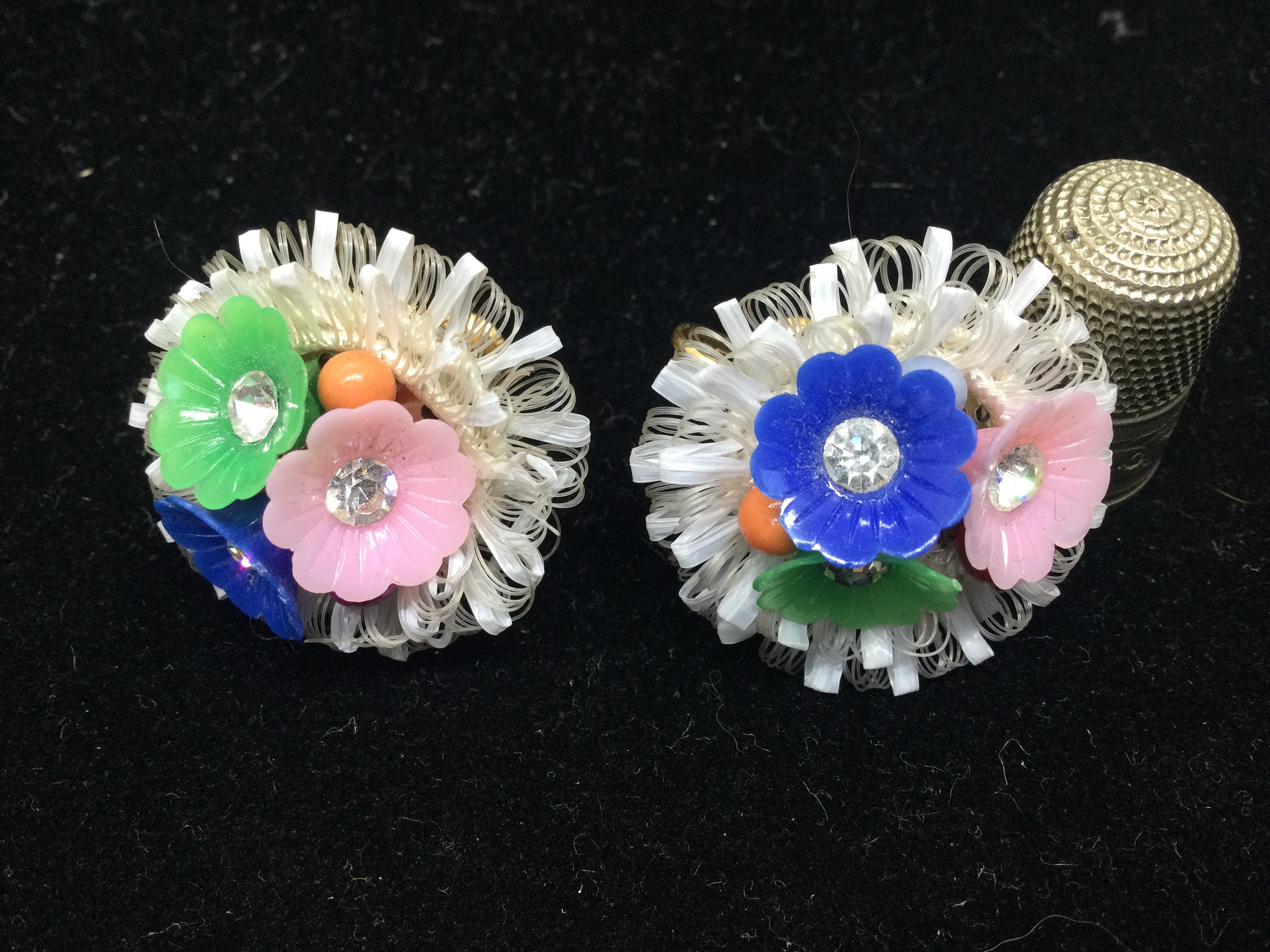 古いイヤリング、花の形、1950 ～ 1960 年。ヴィンテージ 50 年代の花 