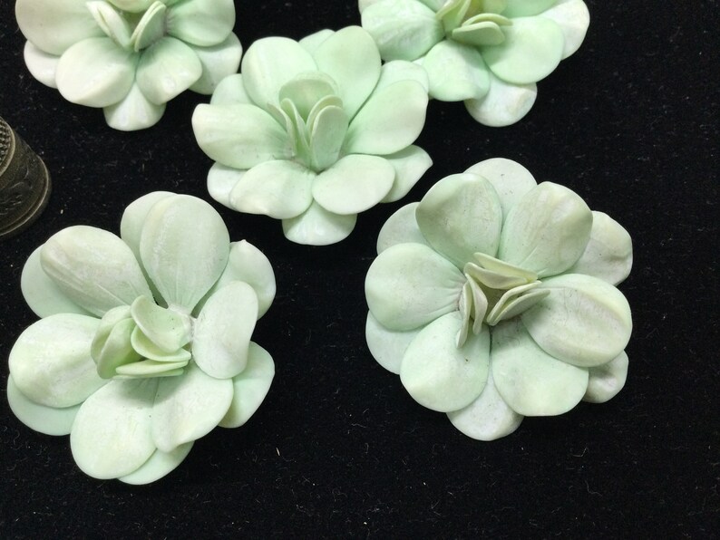 10 Fleurs Anciennes earrings. 1950 10 Vintage fades green Celluloid Flowers Bijoux En Celluloïd vert clair