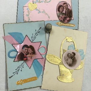 3 romantische, alte Postkarten, in Stoff und Goldrändern. 1940er Jahre. Karten „Heilige Katharina“. Valentinstag. 3 französische Postkarten