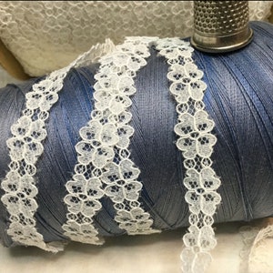 Dentelle ancienne, blanche, guirlande de fleurs, 5 mètres / Vintage white mecanic lace. Flower motifs