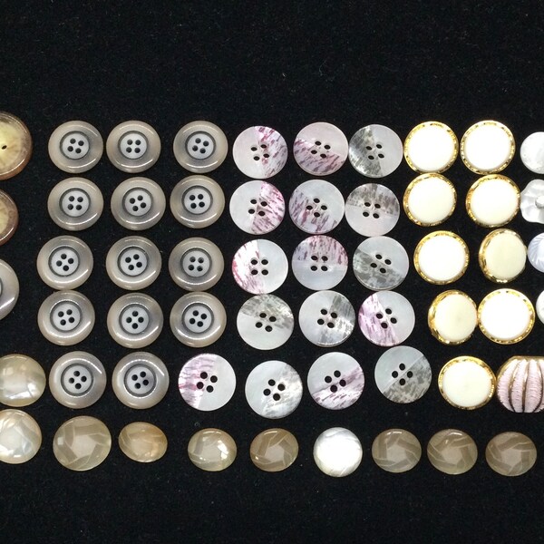 Lot de 78 boutons anciens, en vrac, en plastique. de 1,2cm à 2,2cm. Vintage French buttons in bulk.