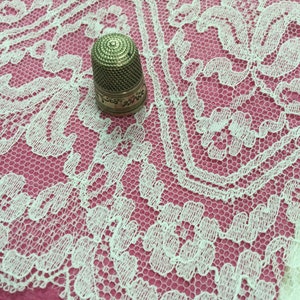 25 mètres par 15 cm de dentelle ancienne, blanche, motifs de roses et petites fleurs. Nylon. Vintage large white lace, 27yds.
