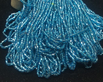 90g de petites perles de verre anciennes, sur fil, bleu brillant. 9720 Vintage blue glass seeds beads .