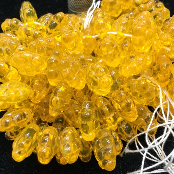 150 perles de verre, en forme de grappes de raisins, anciennes. 160g. Orange. Verre deTchécoslovaquie