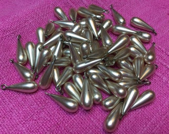 10 Vintage Pearlised Glass Teardrops Beads,steel shank. Perles en verre nacré, larmes,1940-50s