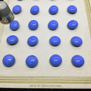 24 Boutons en verre de Tchécoslovaquie, bleu, sur carte, 1920 à 1930, 1,10 cm. 24 Antique blue Czechoslovakian Glass Buttons, 0"43