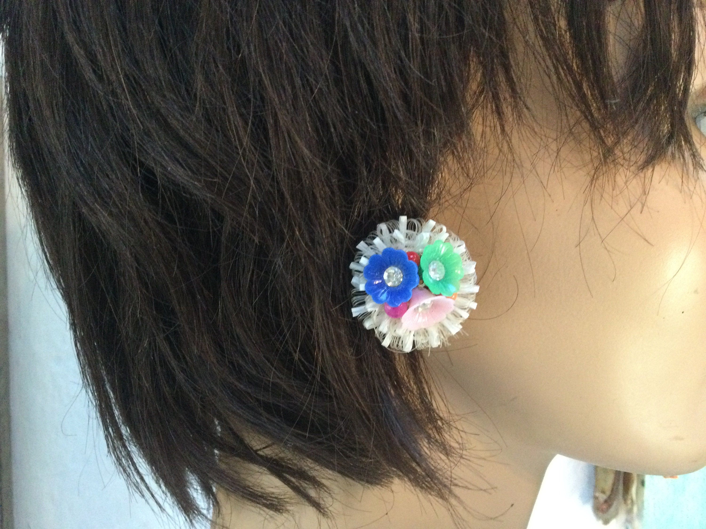 古いイヤリング、花の形、1950 ～ 1960 年。ヴィンテージ 50 年代の花 