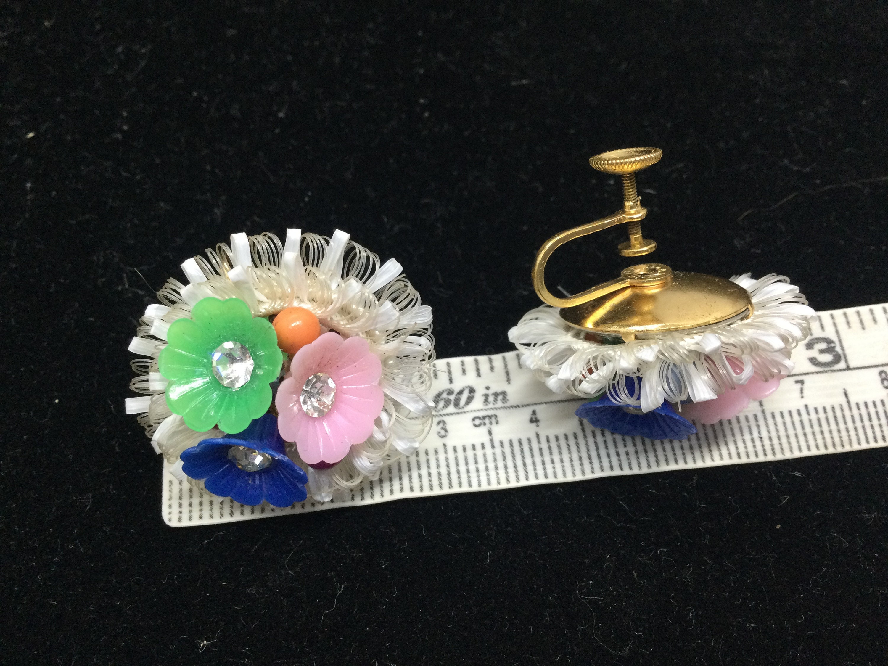 古いイヤリング、花の形、1950 ～ 1960 年。ヴィンテージ 50 年代の花 