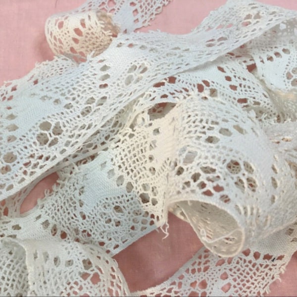 2m70 par 4cm de Dentelle blanche en crochet ancienne, réalisée à la main.  Antique French Hand Crocheted lace.