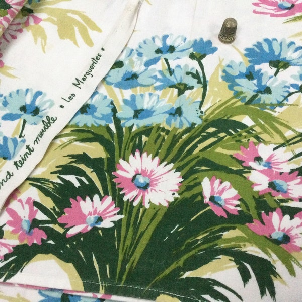 5 mètres par 29 cm de tissu imprimé de fleurs, ancien, années 1950. Jamais utilisé. 1950s. Vintage French floral printed cotton fabric.
