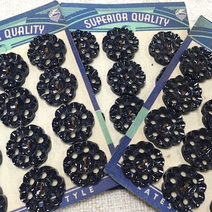 Lot de 36 boutons sur carte, anciens, en forme de fleurs, 2 cm, en plastique noir/ Vintage black, plastic buttons. Made in USA. 60s
