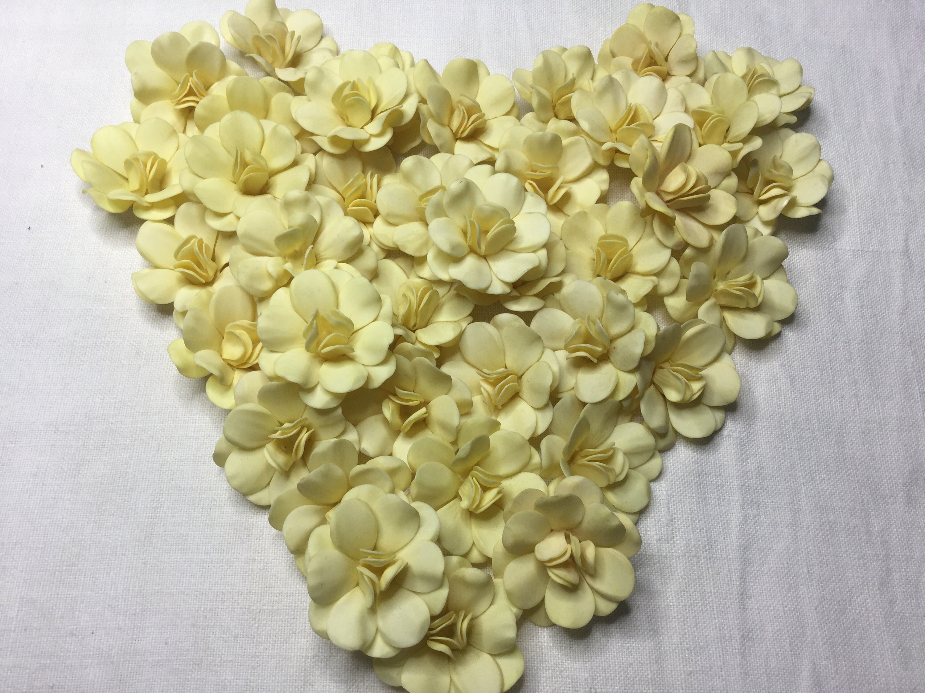 Lot de 10 Fleurs Jaunes Anciennes, en Celluloïde, 1950, Bijoux. Vintage Celluloïd Flowers