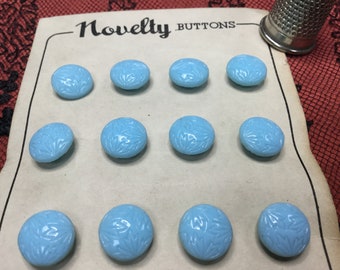 12 boutons en verre bleu, des années 1940. 1cm20. Glass Buttons 1940s with pressed leaf motifs. 0"47