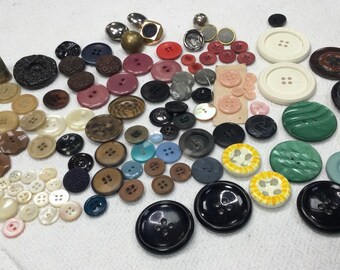 Lot de 105 boutons anciens, en vrac, plastique, nacre, metal. 8mm à 4.40cm . 105 of Vintage French buttons in bulk. 115g