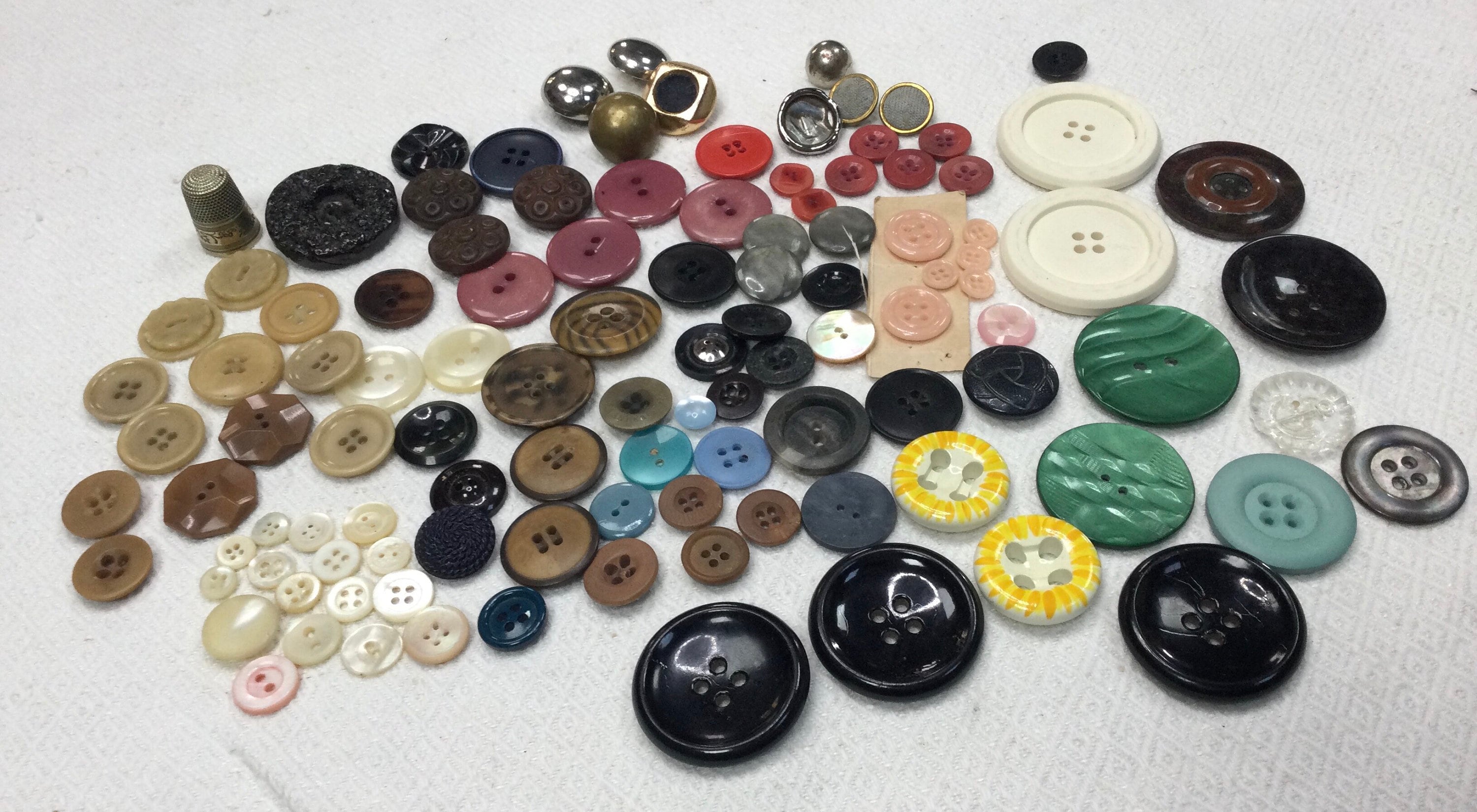 Lot De Boutons Anciens Variés - Métal, Nacre, Etc., Pour Bricolage, Couture, Occasion