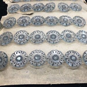 36 petits boutons anciens, en verre transparent, en forme de fleurs, peintes à la main , 1,4cm. Antique hand painted glass buttons. 1920’s