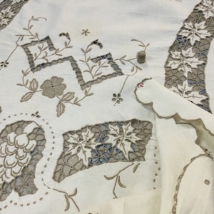 Old tablecloth, linen, embroidered by hand, 2m10 by 1m60. Vintage French linen tablecloth, hand embroidered.