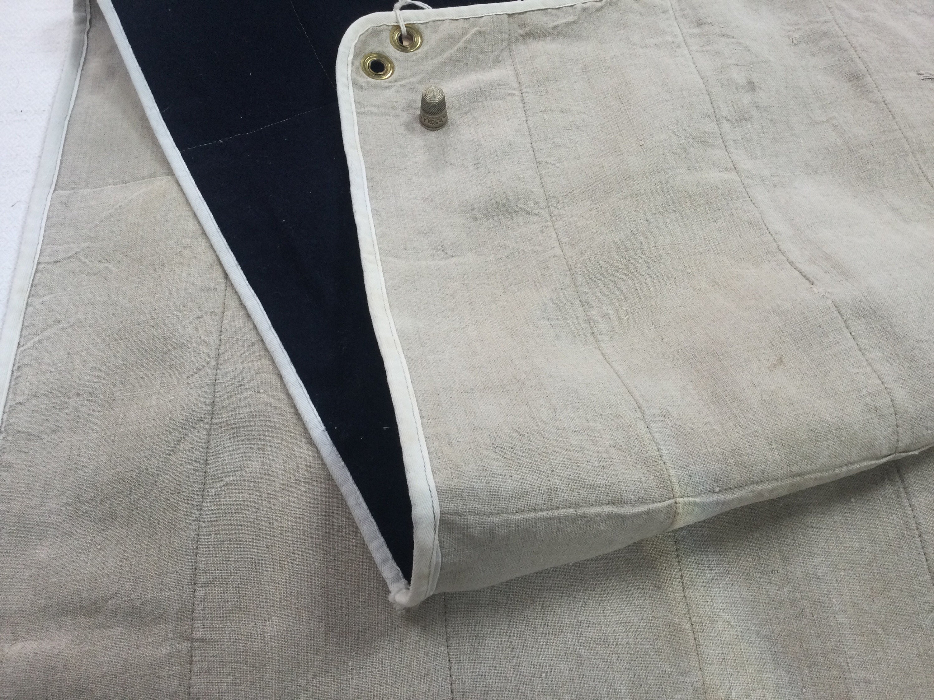 Dessus de Lit Camp Militaire en Lin et Laine, 1950S. Tissu Lin, Laine. Vintage French Military Linen