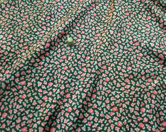 Rester av silkeslent sammetstyg med små blommor från mitten av 1900-talet. Franskt sammetstyg.