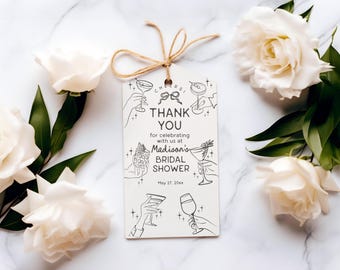 Può includere: Un biglietto di ringraziamento bianco con illustrazioni di cocktail in inchiostro nero e il testo "Grazie per aver festeggiato con noi al Bridal Shower di Madison il 27 maggio 20XX".