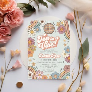 Ten ist eine Vibe Groovy Floral 10. Geburtstag Einladung Vorlage, Retro zehnte Geburtstagsparty einladen für die 70er Jahre Disco Party für Mädchen