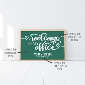 Może przedstawiać: Zielona tablica z napisem "Welcome to my office" z sercem po obu stronach tekstu. Pod tekstem znajduje się napis "Ashley Martin, Project Manager".