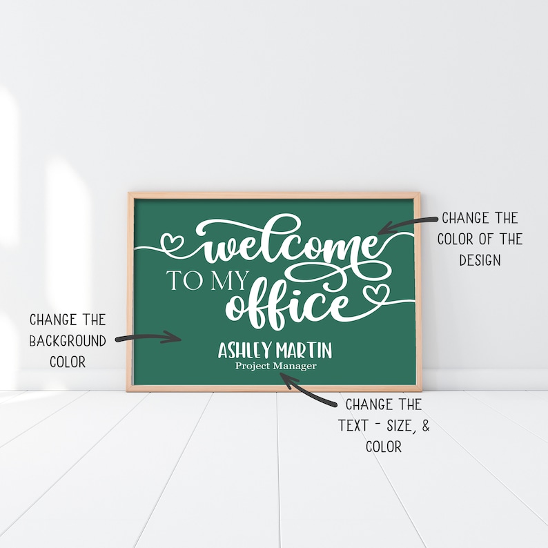 Może przedstawiać: Zielona tablica z napisem "Welcome to my office" z sercem po obu stronach tekstu. Pod tekstem znajduje się napis "Ashley Martin, Project Manager".