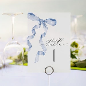 Modelo para impressão de cartões de números de mesa com laço azul, chá de panela com laço coquete chique, chá de bebê Grandmillenial, decoração de festa de aniversário WP1031
