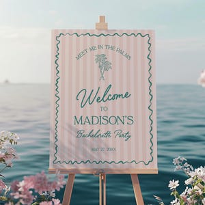 Może przedstawiać: Różowo-biały pasiasty znak powitalny z zielonym wzorem palmy. Na znaku widnieje napis "Meet me in the palms, Welcome to Madison's Bachelorette Party, May 27, 20XX".
