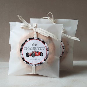 Czerwony samochód wyścigowy Baby Shower lub urodzinowe kółko z etykietami na upominki do wydrukowania, mały wyścigowiec dorastający DWA szybkie wyścigi na temat Baby Sprinkle