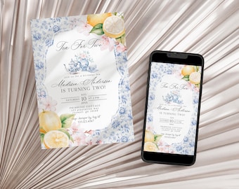 Op de afbeelding: Een uitnodiging voor een verjaardagsfeestje met een bloemen- en citroenontwerp. De uitnodiging luidt "Tea For Two" en bevat de tekst "Madison Anderson wordt twee!" De uitnodiging wordt weergegeven op een smartphone en een gedrukte kaart.