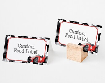Könnte beinhalten: Zwei individuelle Essensetikettenkarten mit einer roten Rennwagenillustration. Die Karten haben einen weißen Hintergrund mit dem Text "Custom Food Label" und einem roten Rand. Der Hintergrund zeigt ein schwarz-weißes Schachbrettmuster.
