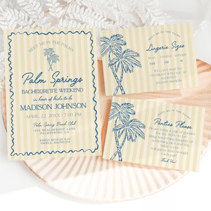 Może przedstawiać: Zestaw kart zaproszeń z motywem Palm Springs. Karty mają kremowo-niebieską kolorystykę z ilustracjami palm i tekstem "Palm Springs Bachelorette Weekend". Karty są ułożone na dekoracyjnym talerzu.