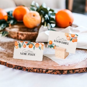 Cartões de lugar laranja cítricos Little Cutie is on the Way para impressão, etiqueta de comida de buffet com nome do convidado editável, presente de chá de bebê fofo WP1068