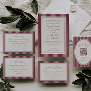 Può includere: Un set di partecipazioni di nozze con un motivo a righe bordeaux e bianco. Il set include un invito, un biglietto di risposta, informazioni sul registro, un biglietto per la ricetta e una scheda con codice QR. Foglie verdi e buste bianche completano l'insieme.