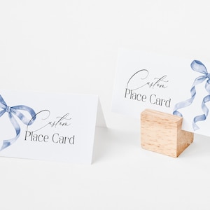 Modelo para impressão de cartões de lugar com laço azul, chá de panela com laço coquete chique, chá de bebê Grandmillenial, decoração de festa de aniversário de menina WP1031