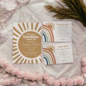 Może przedstawiać: Zaproszenie na baby shower z motywem tęczy i słońca. Zaproszenie zawiera napis "Mały promień słońca jest już prawie tu!" i imię "Sophia Rose".