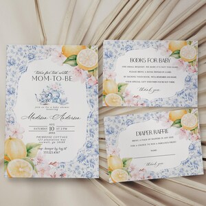 Op de afbeelding: Babydouche-uitnodigingen en inlegvellen met een bloemen- en citroenontwerp. De uitnodiging luidt "Time for tea with Mom-to-be" en bevat evenementdetails. Inlegvellen bevatten "Books for Baby" en "Diaper Raffle" informatie.