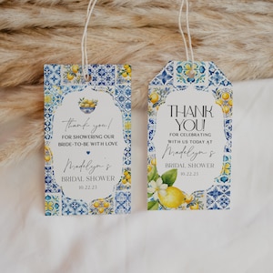 Könnte beinhalten: Zwei blaue und weiße Kacheln mit einem Zitronen- und Blumendesign. Der Text auf den Etiketten lautet "Vielen Dank! Für das Duschen unserer Braut mit Liebe Madelyn's Bridal Shower 10.22.23" und "Vielen Dank! Für das Feiern mit uns heute bei Madelyn's Bridal Shower 10.22.23".