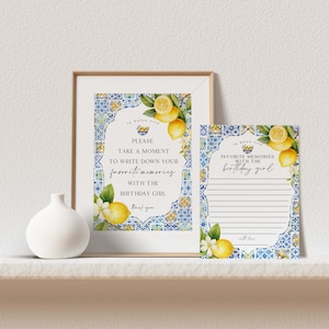 Può includere: Due schede stampabili con un design a limone e piastrelle blu. Il testo sulle schede recita "Per favore, prenditi un momento per scrivere i tuoi ricordi preferiti con la festeggiata." e "Ricordi preferiti con la festeggiata."