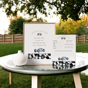 Blauwe raceauto-advies voor babykaarten direct downloaden, Little Racer is onderweg Boy Babyshower,