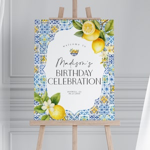 Modello stampabile per cartello di benvenuto per compleanno sulla Costiera Amalfitana, decorazione mediterranea con agrumi al limone e piastrelle blu, tema costiero italiano toscano