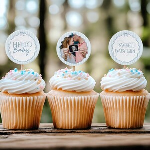 Modèle de décoration de cupcakes baby shower bleu coquette avec noeud, Saupoudrer pour bébé thème grand-millénaire bleu pastel avec noeud fantaisiste dessiné à la main WP1061