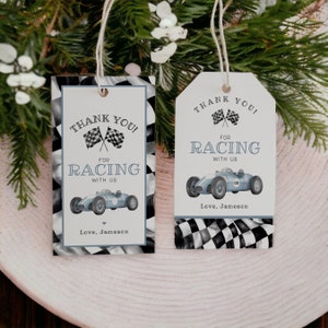 Niebieskie auto wyścigowe Baby Shower Favor Tags Szablon do wydrukowania, Mały Racer dorasta DWA szybko, Race on Over Baby Shower Tag